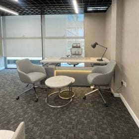 modern office desks in Dubai